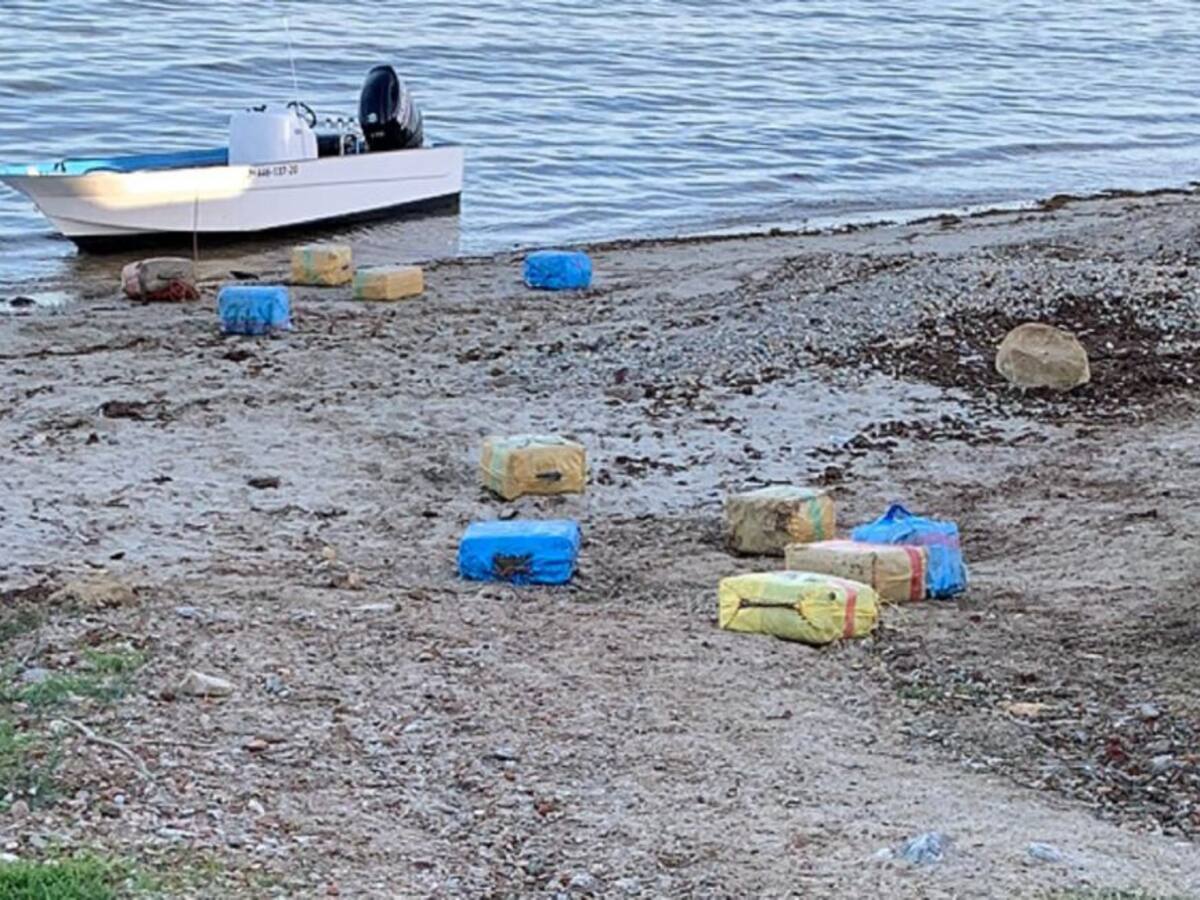 Detenidas siete personas tras un alijo de hachís en la playa del Chinarral en Algeciras