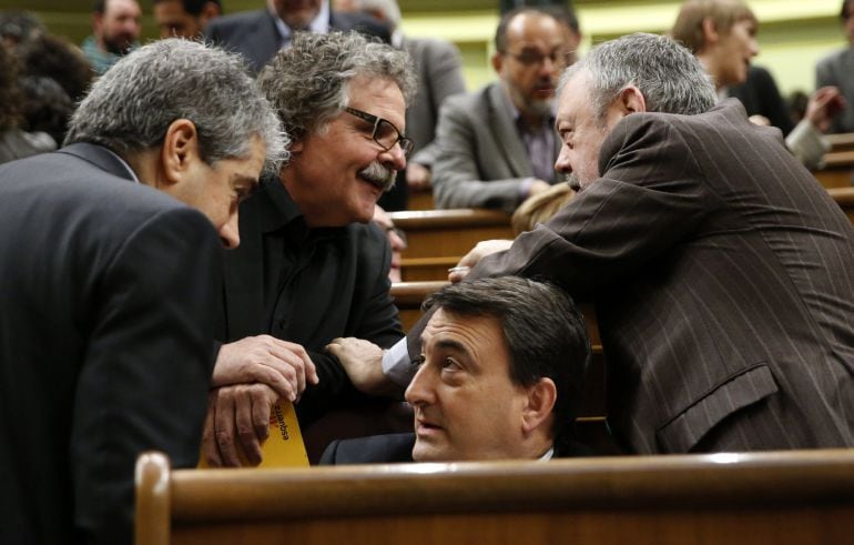 Los diputados de PNV Aitor Esteban (c, abajo) y Pedro María Azpiazu (d), conversa, con el diputado de ERC Joan Tardá (2i) y Francesc Homs (i) al inicio de la segunda jornada del debate de investidura del líder del PSOE, Pedro Sánchez.