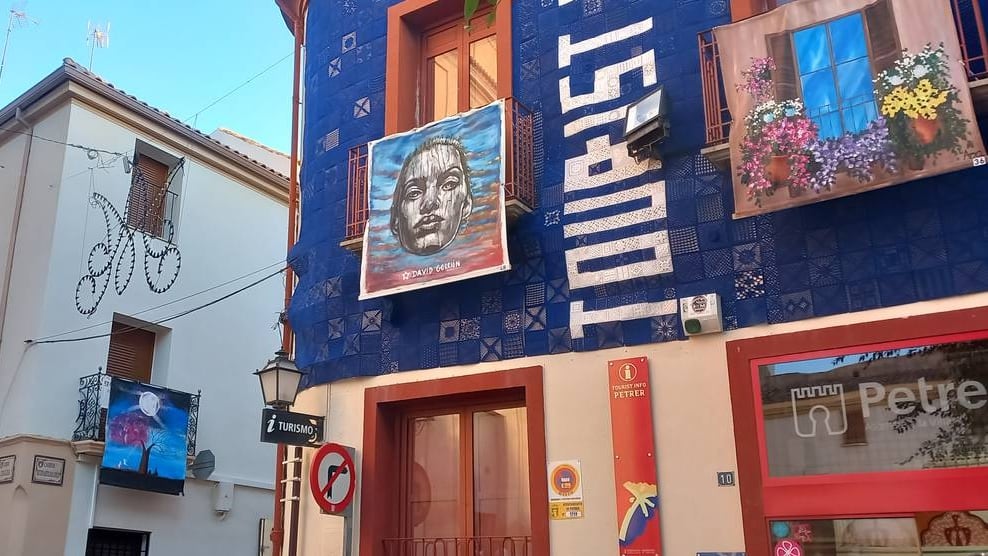 Exposición itinerante &quot;Art al balcó&quot; a su paso por Petrer