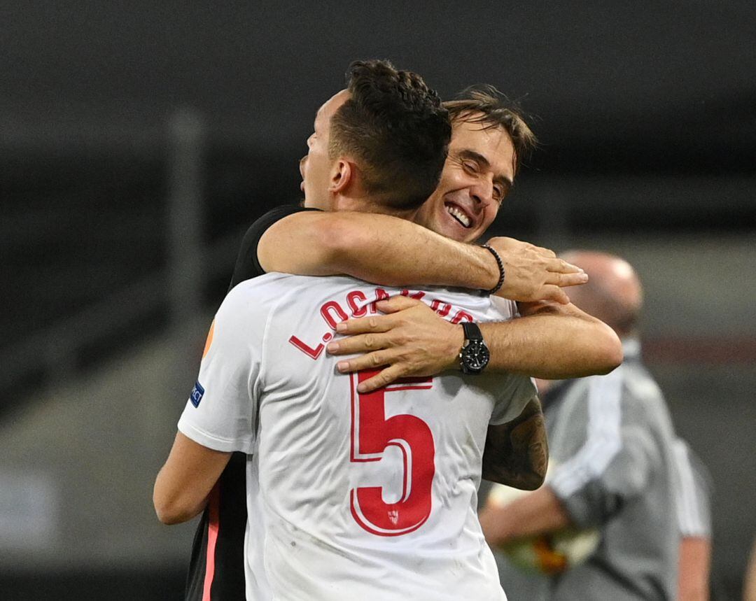 Lopetegui abraza a Ocampos tras la victoria frente al Manchester.
