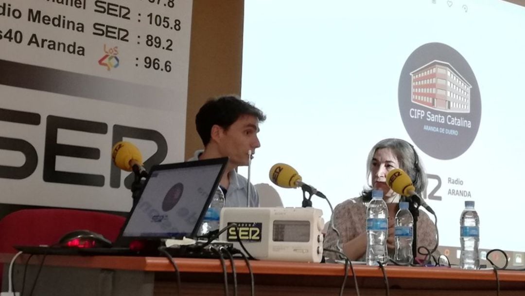 Joaquín Cubillo, director del CIFP Santa Catalina, con Elena Lastra en la edición de este viernes de Hoy por Hoy Aranda desde el salón de actos de este centro