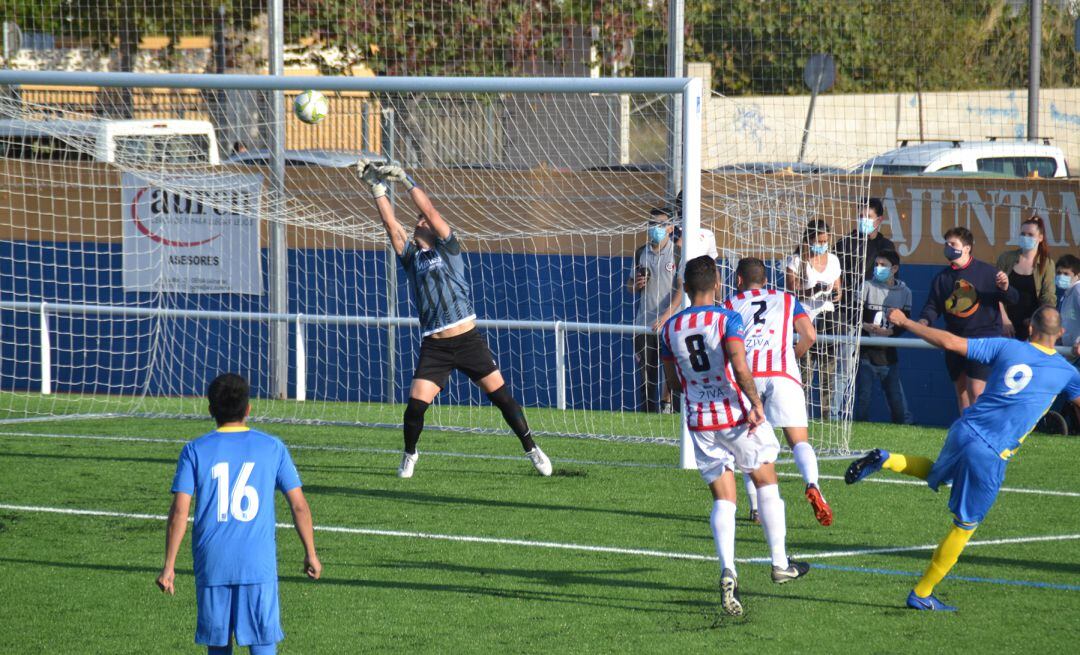 Remate de Panucci rechado por Edu.