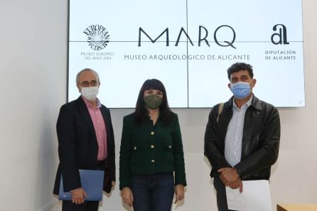 La diputada provincial de Cultura, Julia Parra, junto con José Alberto Cortés (i) y Manuel Olcina (d), gerente de la Fundación MARQ y director del museo, respectivamente