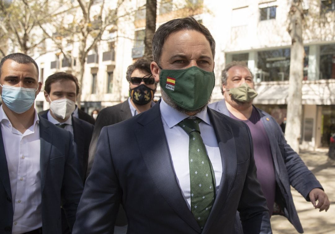 El presidente de Vox, Santiago Abascal (c), en la Plaza Nueva, a su llegada a la rueda de prensa para analizar los últimos acontecimientos de la actualidad política nacional.