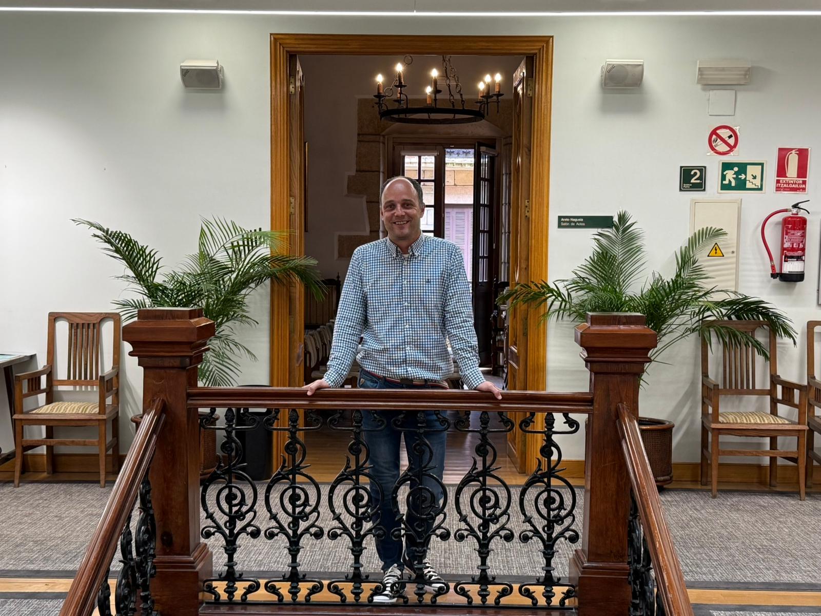 Igor Enparan, alcalde de Hondarribia, dentro de la Casa Consistorial