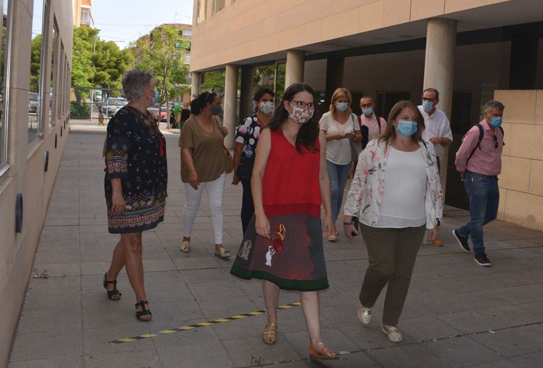 Visita de la consellera Mónica Oltra y la edil Julia Llopis al centro social Gastón Castelló en julio de 2020