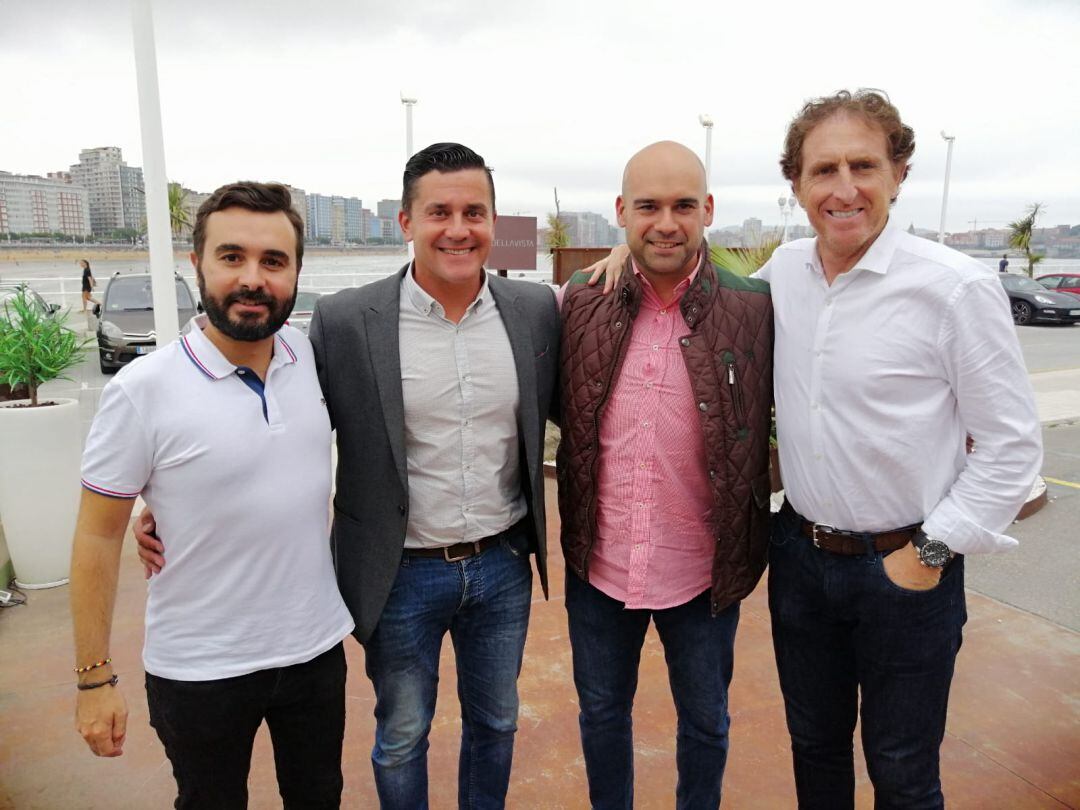 El presidente de la Federación de Peñas Sportinguistas Jorge Guerrero, el concejal de Foro Jesús Martínez Salvador y el exfutbolista y exdirectivo del Sporting Iñaki Eraña acompañaron a David González en la Tertulia Cyasa.