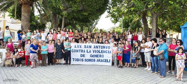 Concentración de los vecinos de Araceli en Motril(Granada) tras su asesinato a martillazos por su marido