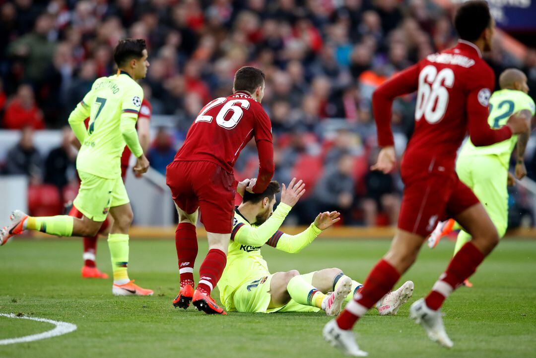 Robertson empuja la cabeza de Messi durante el partido de vuelta en Anfield. 