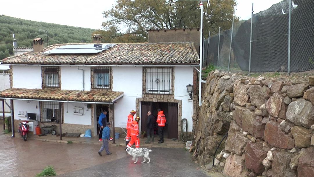 El reventar el muro de contención el agua ropio la pared de la vivienda y entro el agua anegandola