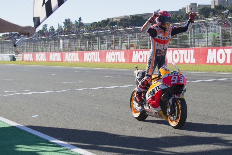 Márquez celebra su campeonato, al cruzar la meta en el Circuito Ricardo Tormo