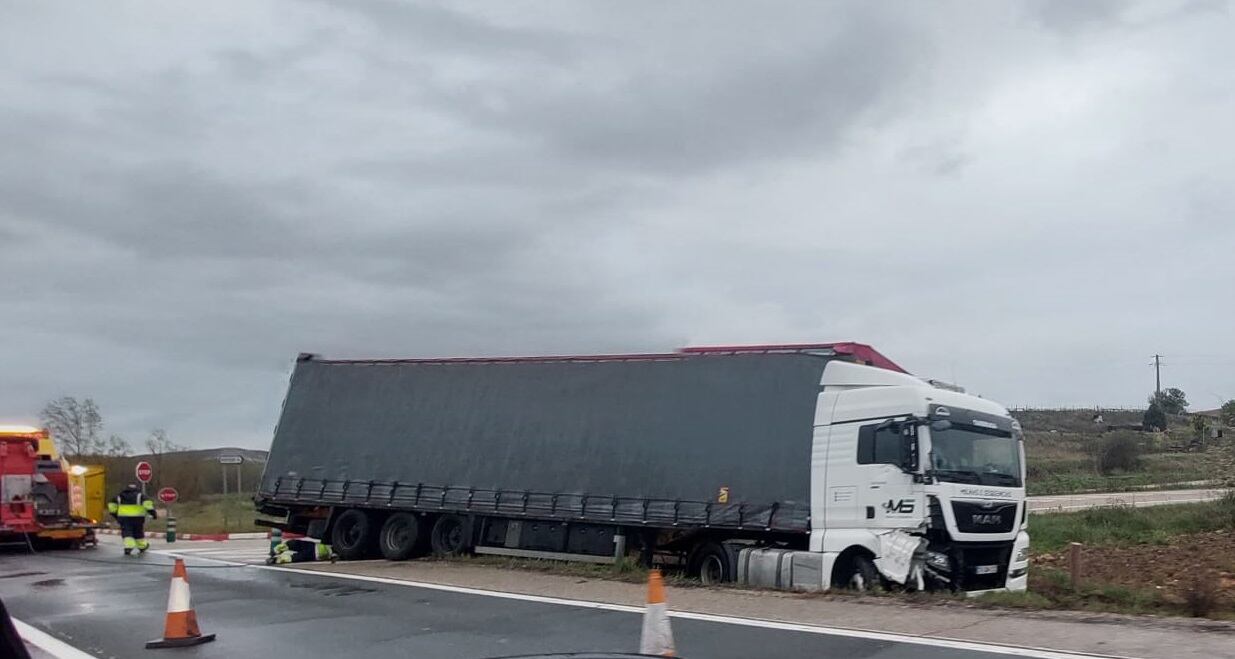 El camión ha quedado en la cuneta tras el accidente