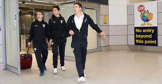 Muniain, junto a Ander Herrera y De Marcos en el aeropuerto