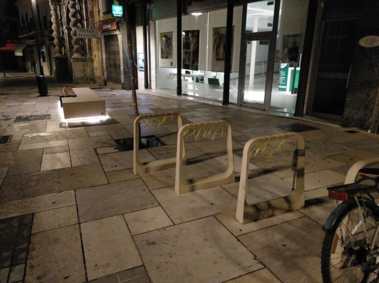 Lazos amarillos en la puerta de Capitulares.