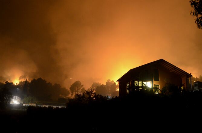 Incendio forestal cerca de las casas en la localidad de Larouco (Ourense)