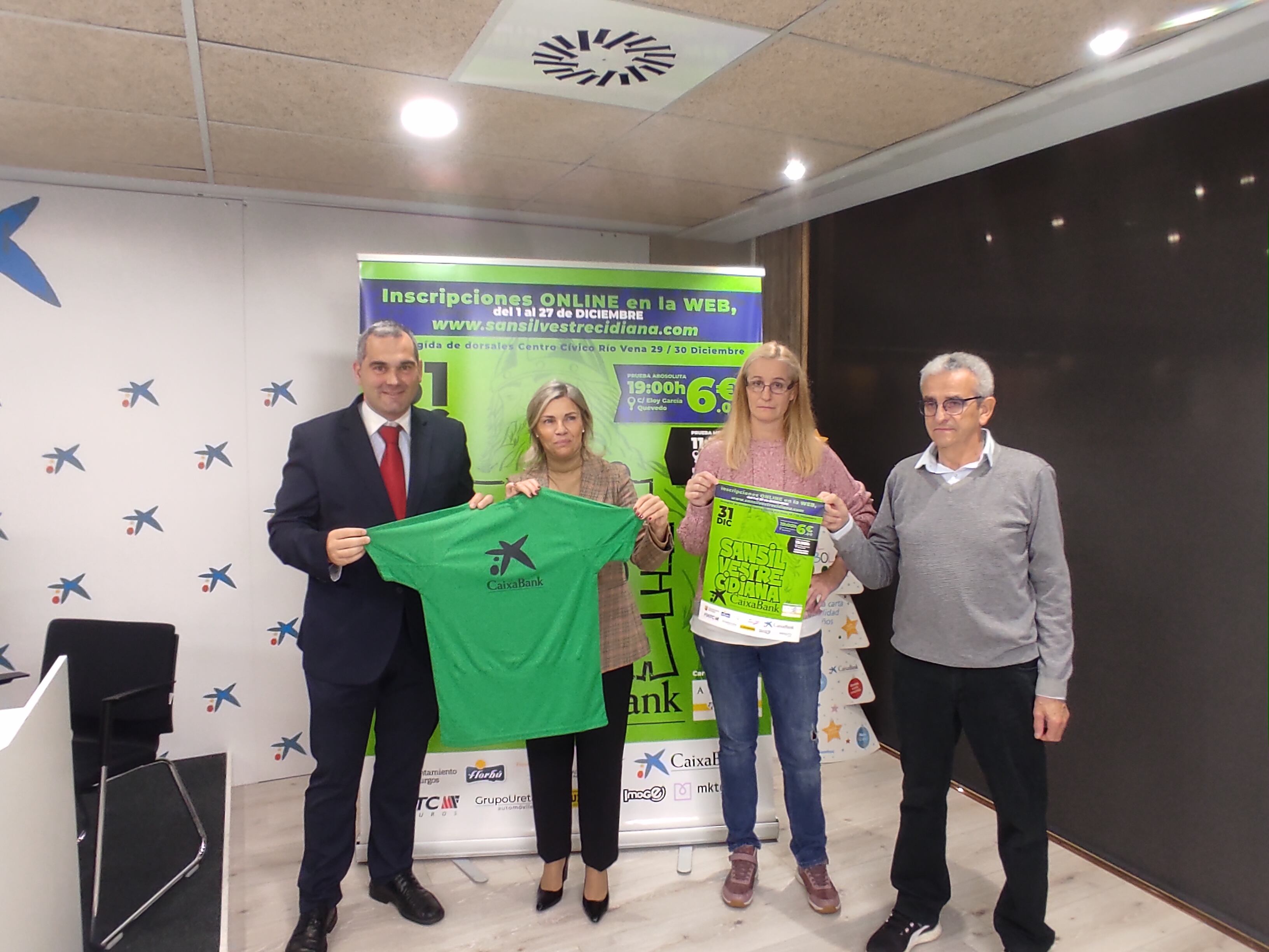 Presentación de la XXXIII San Silvestre Cidiana 'CaixaBank'. De izquierda a derecha, Leví Moreno (concejal de Deportes), Belén Martín (directora territorial de CaixaBank), Esther Pérez (presidenta de Adalyd) y José Puras (presidente del CD Florentino Díaz Reig). / Foto: Radio Castilla