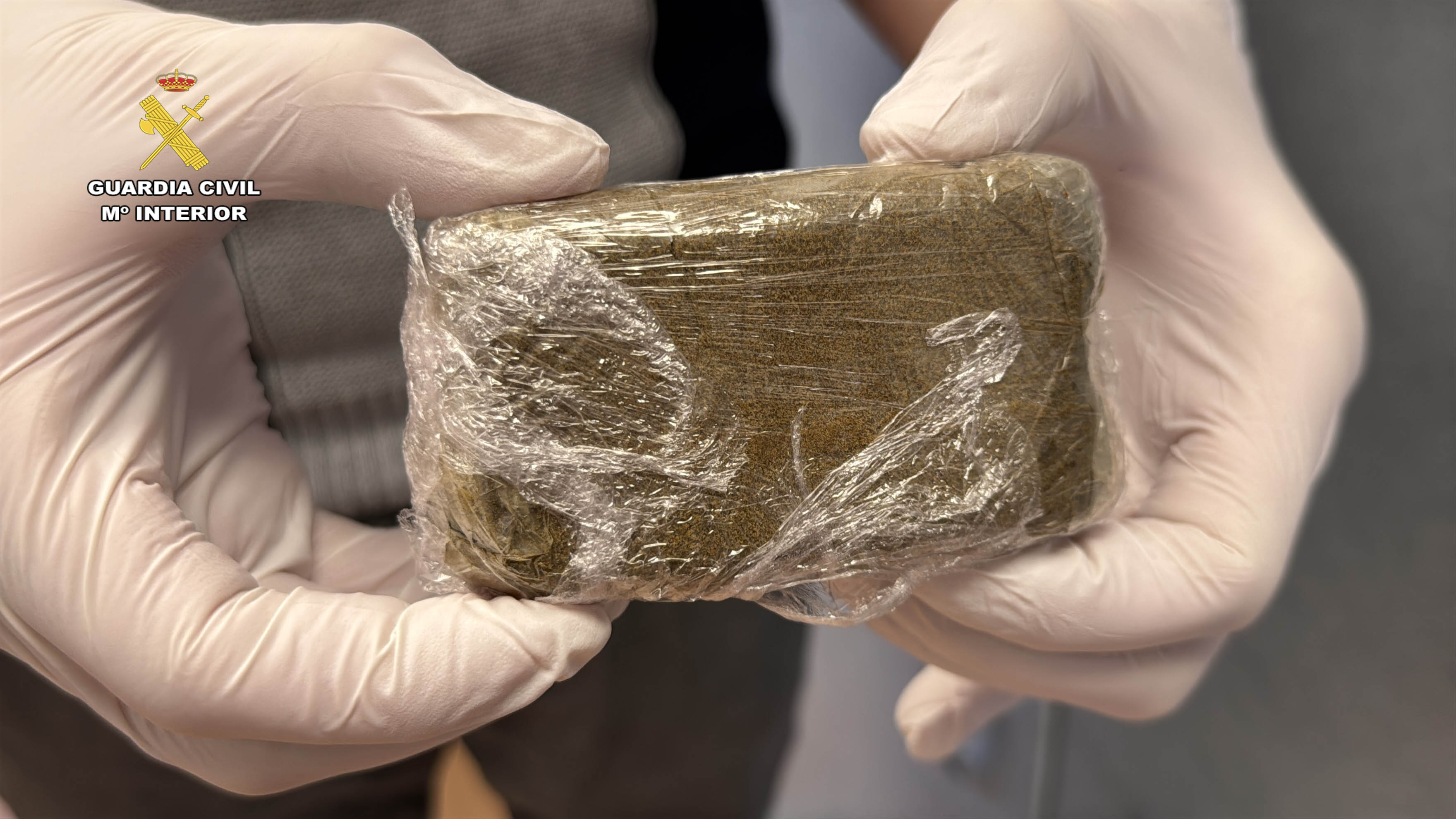 Una tableta de hachís debajo del asiento del coche: detenido un vecino de Logroño por tráfico de drogas