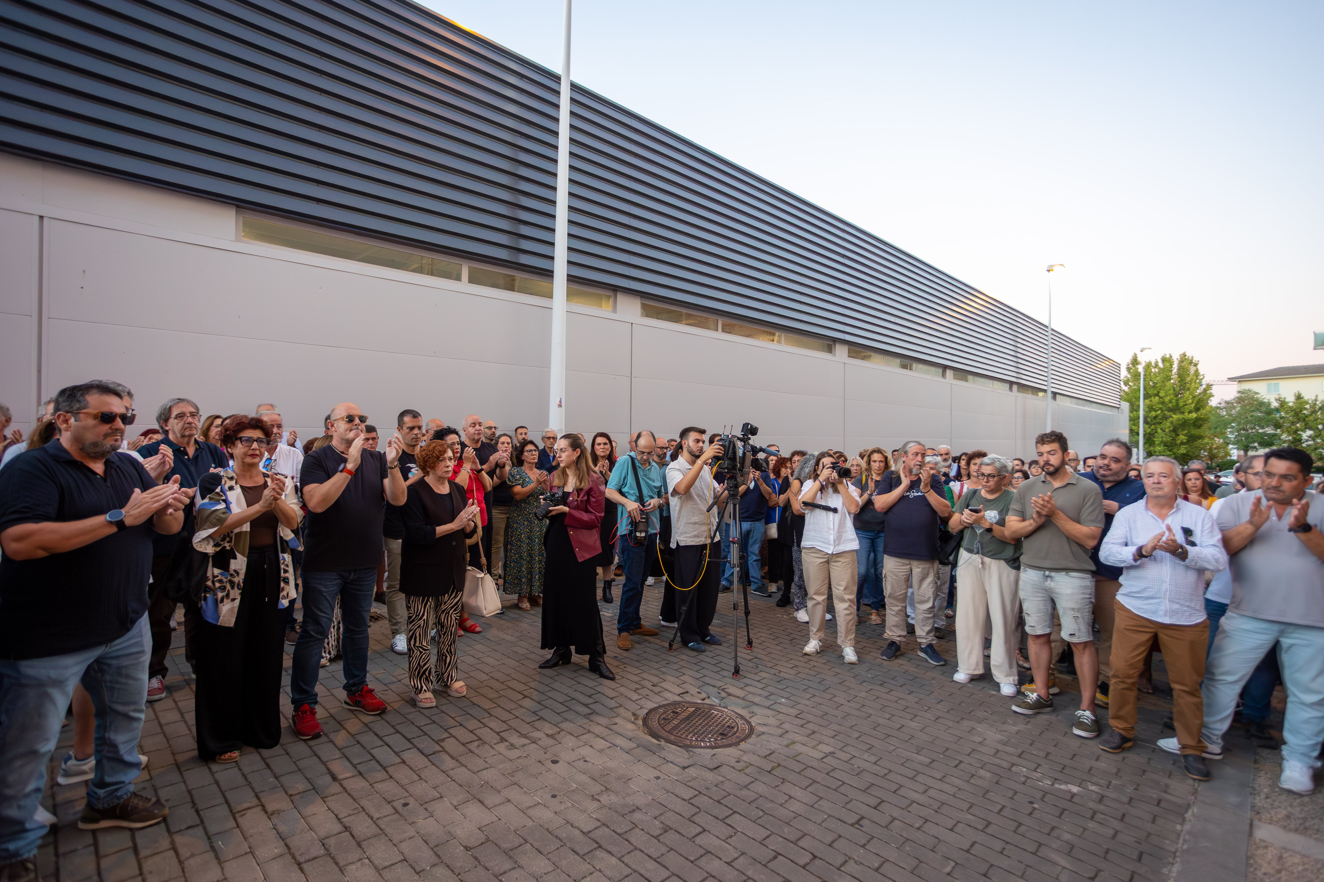Decenas de militantes, simpatizantes han guardado cinco minutos de silencio en las distintas agrupaciones locales del partidos, así como en la sede regional, en recuerdo de Guillermo Fernández Vara. EFE/ Jero Morales