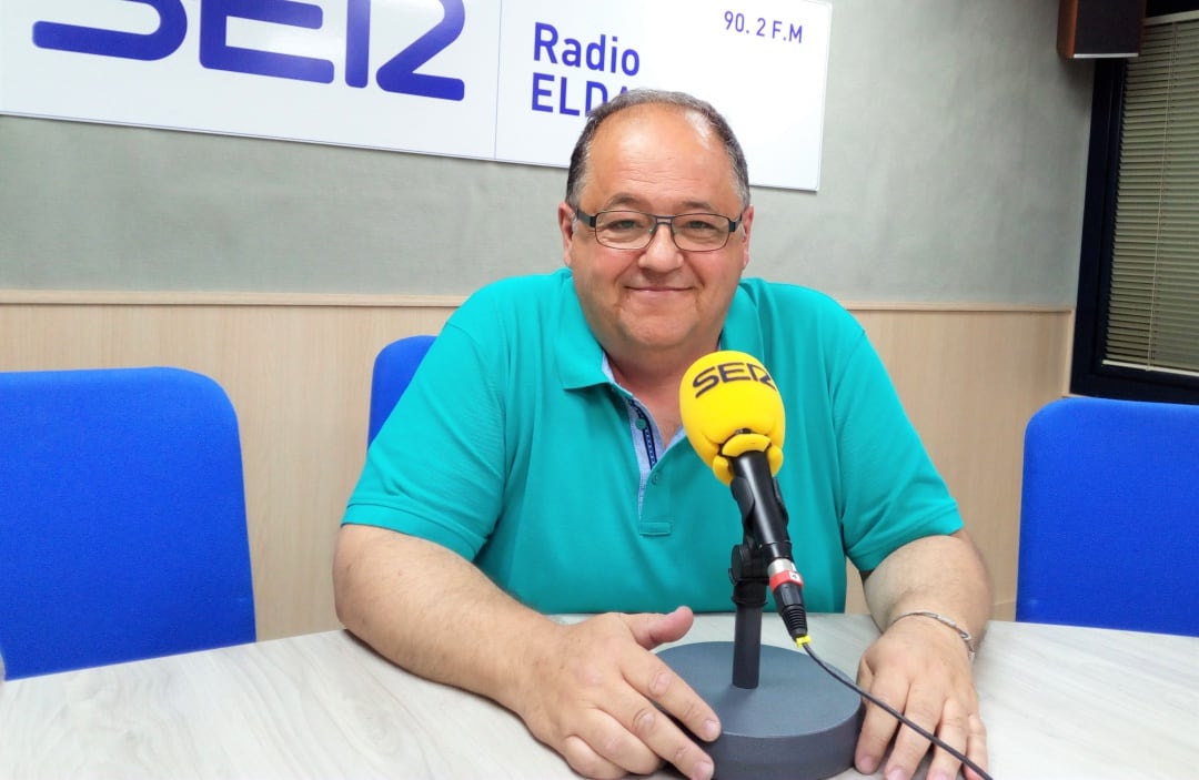 Benjamín Ortuño en el estudio de Radio Elda SER