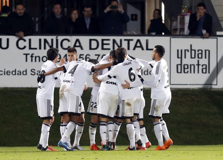 GRA539. Barakaldo (Vizcaya).- Los jugadores del Valencia CF celebran el segundo gol del equipo valencianista, durante el encuentro correspondiente a los dieciseisavos de final de la Copa del Rey, que disputan esta noche frente al Barakaldo en el estadio Lasesarre de la localidad vizcaina. EFELUIS TEJIDO.