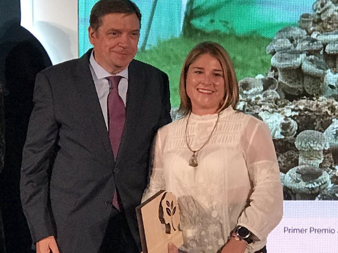 Nazaret Mateos recogiendo el premio a la Innovación 