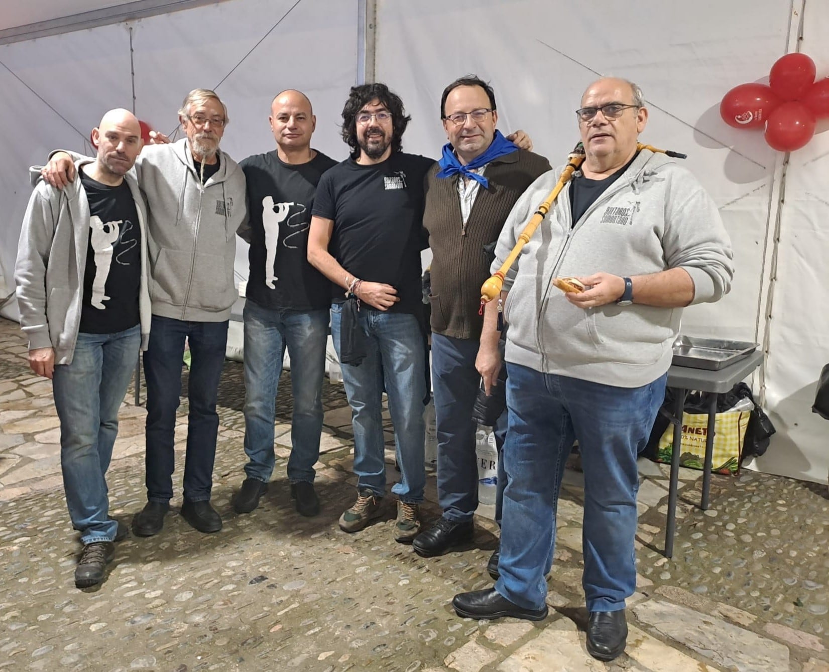 Mariano Altemir con los Gaiteros del Somontano