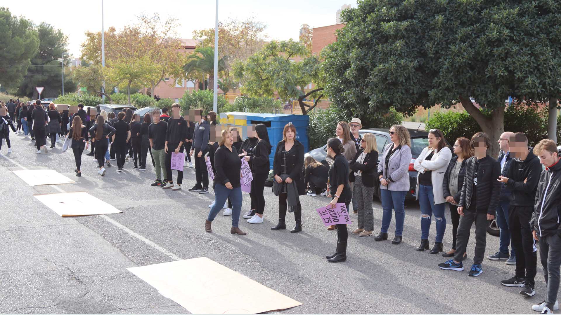 Cadena humana formada por los estudiantes de secundaria de Benidorm con motivo del 25N