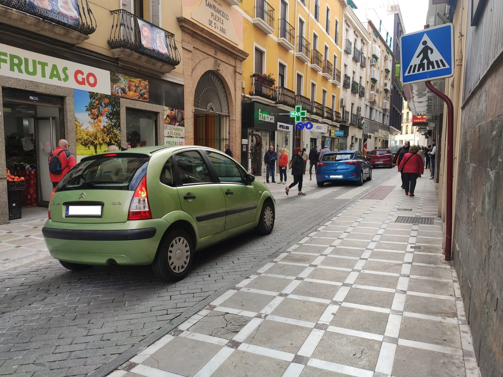 Calle Álamos de la capital jiennense durante un día laborable