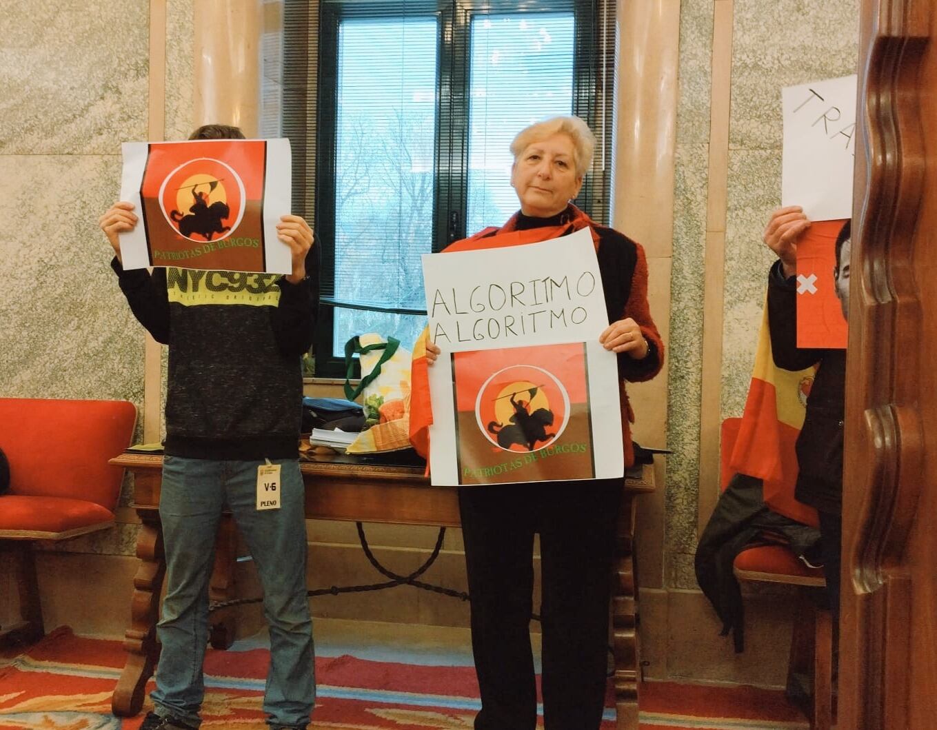 Un grupo de personas han exhibido carteles con insultos al presidente del gobierno en el pleno del Ayuntamiento de Burgos