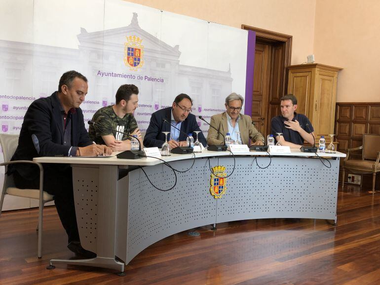 Representantes del Ayuntamiento, la UPP y ACUP en la firma de los convenios de colaboración.