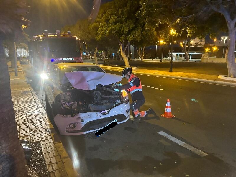 Un vehículo colisiona con otro que se encontraba estacionado en la Rambla Medular de la capital lanzaroteña.