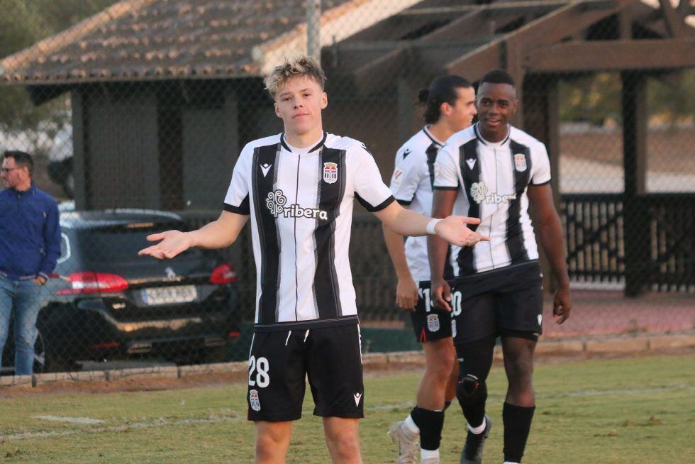 James Riley celebra un gol con el Cartagena