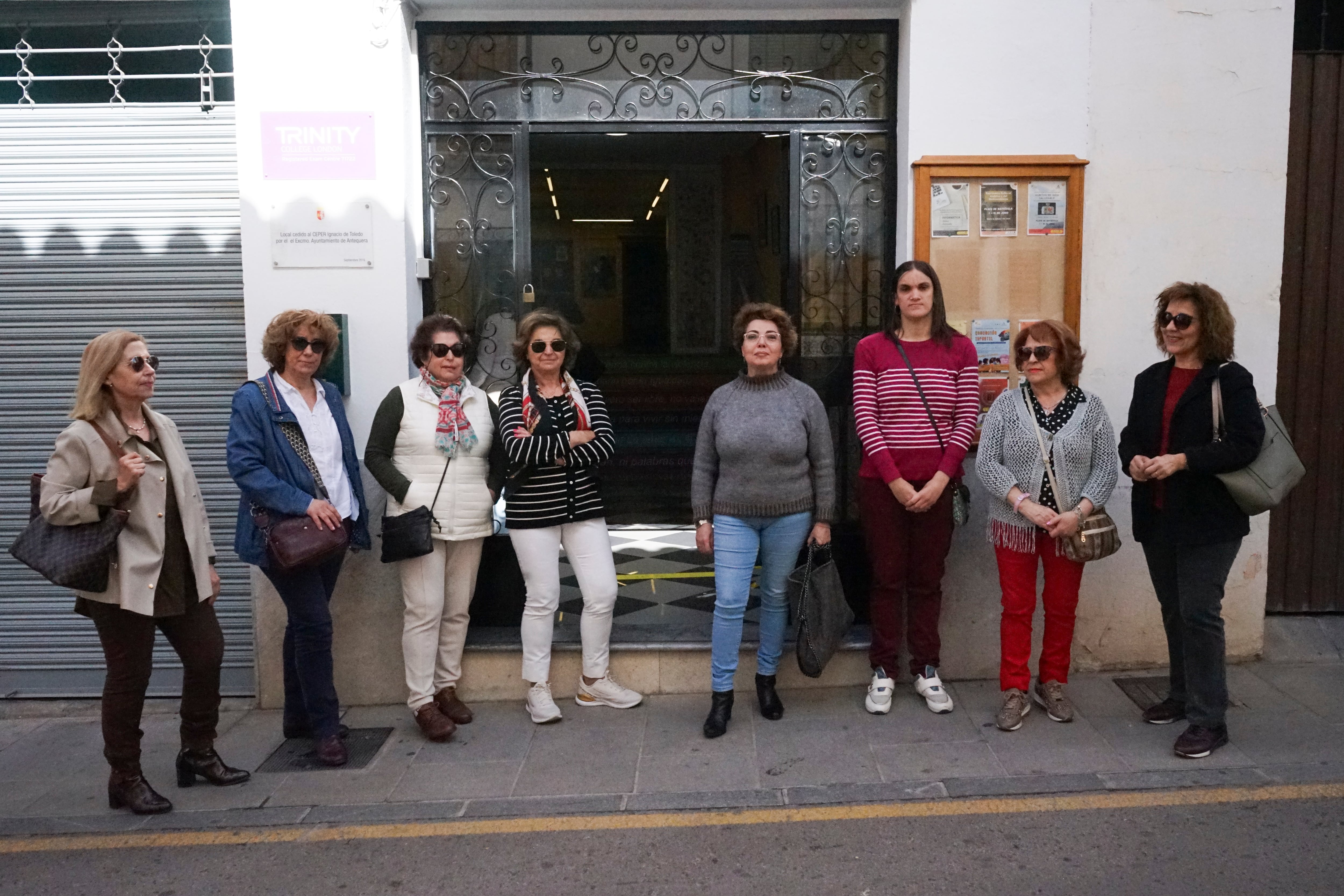 MÁLAGA, 27/04/2024.- Parte del grupo de clientes de una agencia de viajes en Vélez-Málaga posa en una foto para EFE después de haber denunciado a la Policía Nacional a la agencia por presuntamente haberlos estafado tras dejarlos en tierra y no devolverles los casi 27.000 euros que le habían pagado. EFE/María Alonso
