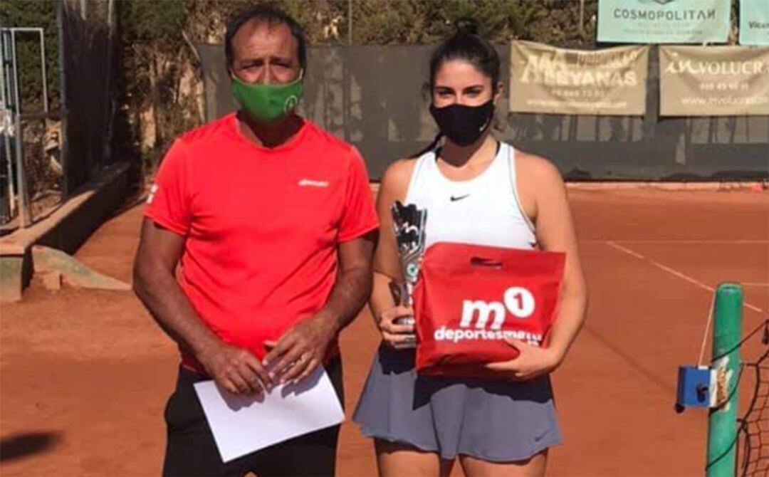 La tenista dianense en el circuito de Alicante.