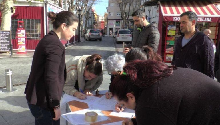 Carmen Gutiérrez recoge firmas en La Línea por la prisión permanente revisible.