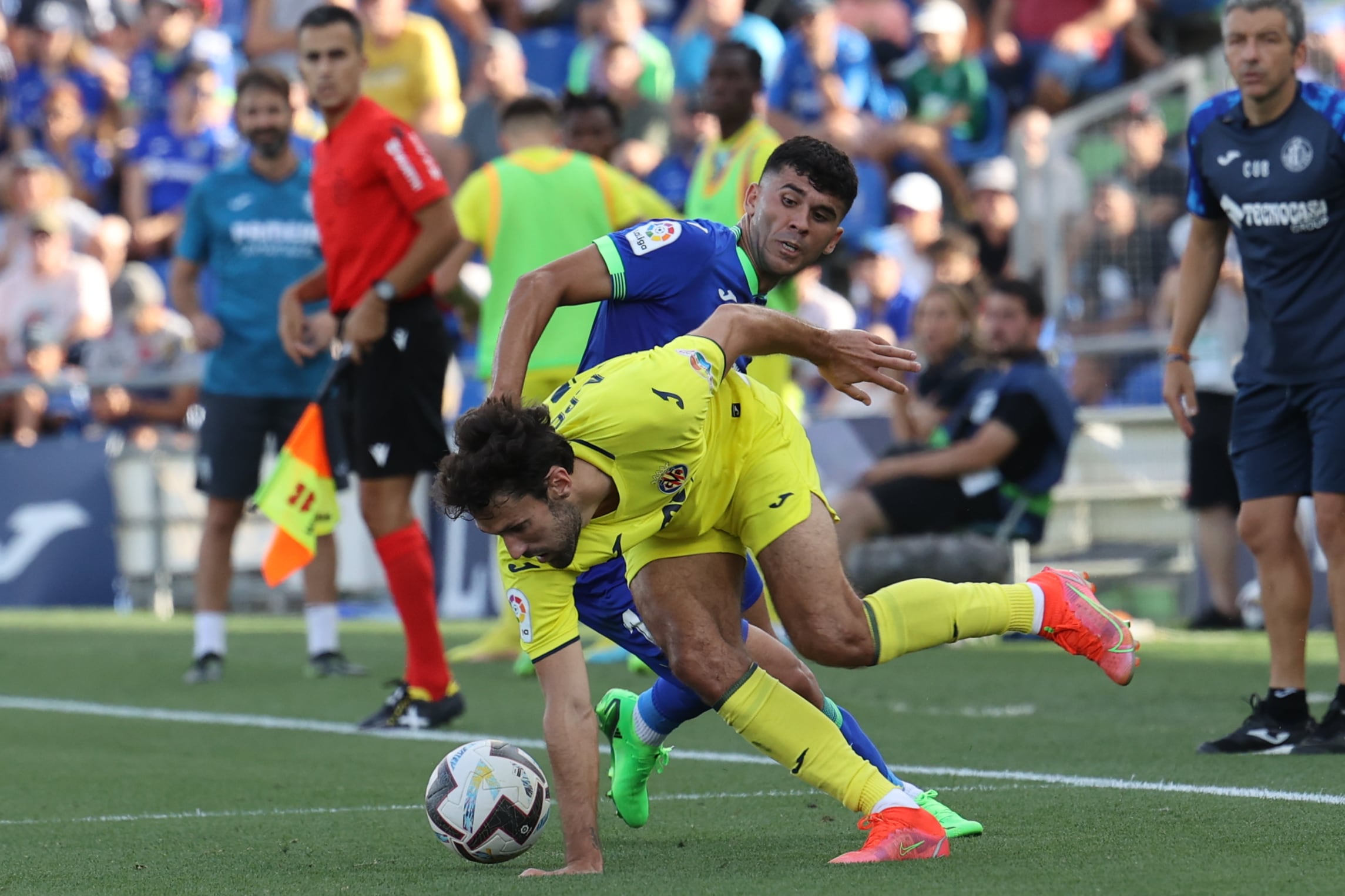 GETAFE (MADRID), 28/08/2022.- El defensa del Villarreal Alfonso Pedraza (delante) lucha con Carles Aleñá, del Getafe CF, durante el partido de la tercera jornada de LaLiga que Getafe CF y Villarreal CF juegan hoy domingo en el Coliseum Alfonso Pérez, en Getafe. EFE/Kiko Huesca
