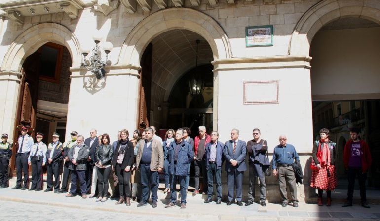 Minut de silenci per condemnar la mort d'una dona, davant de l'Ajuntament de Valls