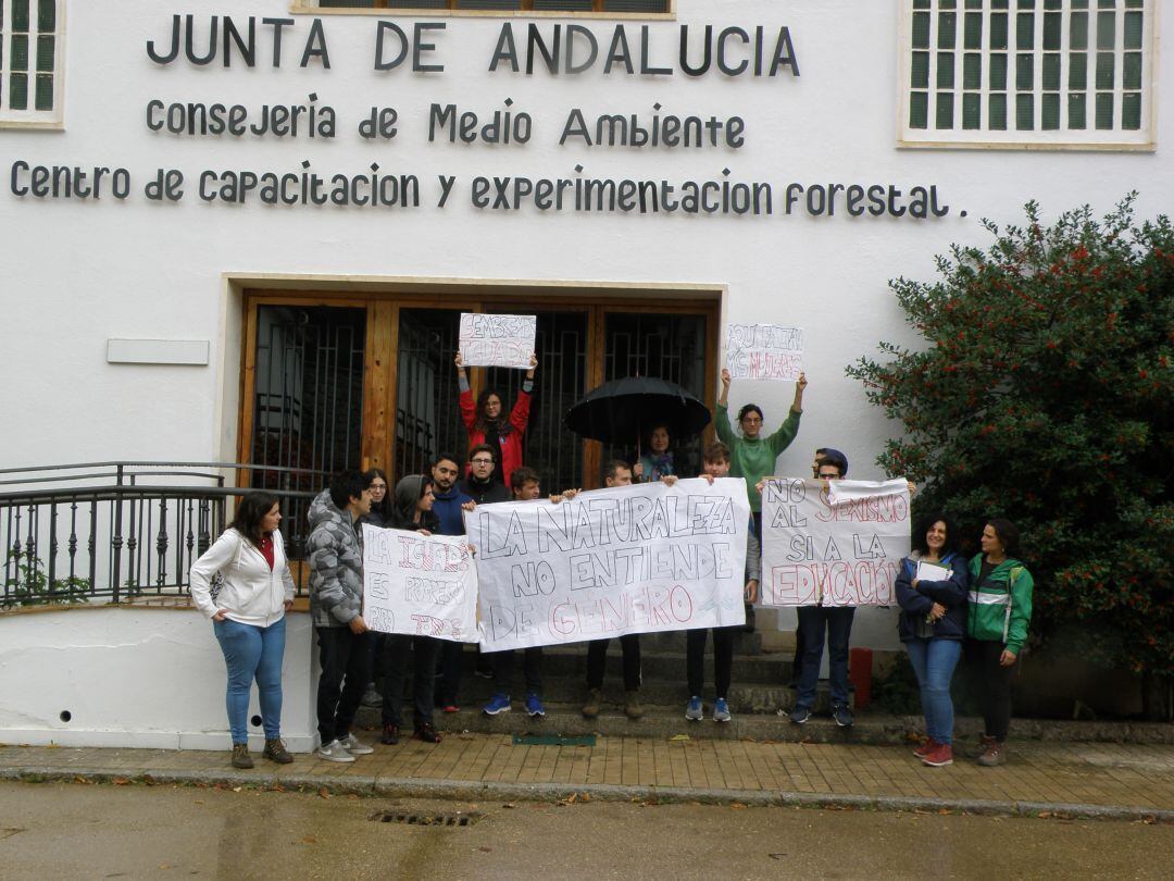 Los alumos del Centro de Capacitación y Experimentacion Forestal de Vadillo Castril se manifiestan contra el sexismo en las aulas