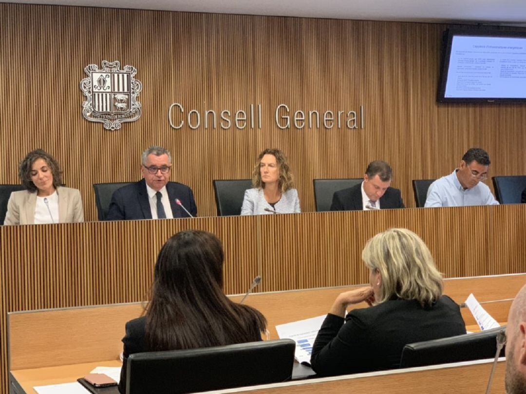 Un moment de la compareixença de la ministra de Medi Ambient, Sílvia Calvó, i el director de FEDA, Albert Moles, per explicar el projecte de Capçalera d'Infraestructures Energètiques, l'empresa filial de la parapública per promoure la cogeneració.
