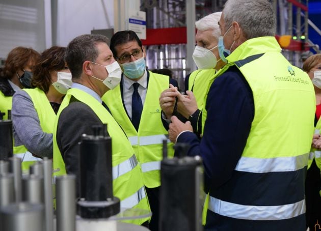 Emiliano García Page, presidente de Castilla La Mancha y Jose Manuel Caballero, presidente de la Diputación durante la visita a las instalaciones de la empresa francesa