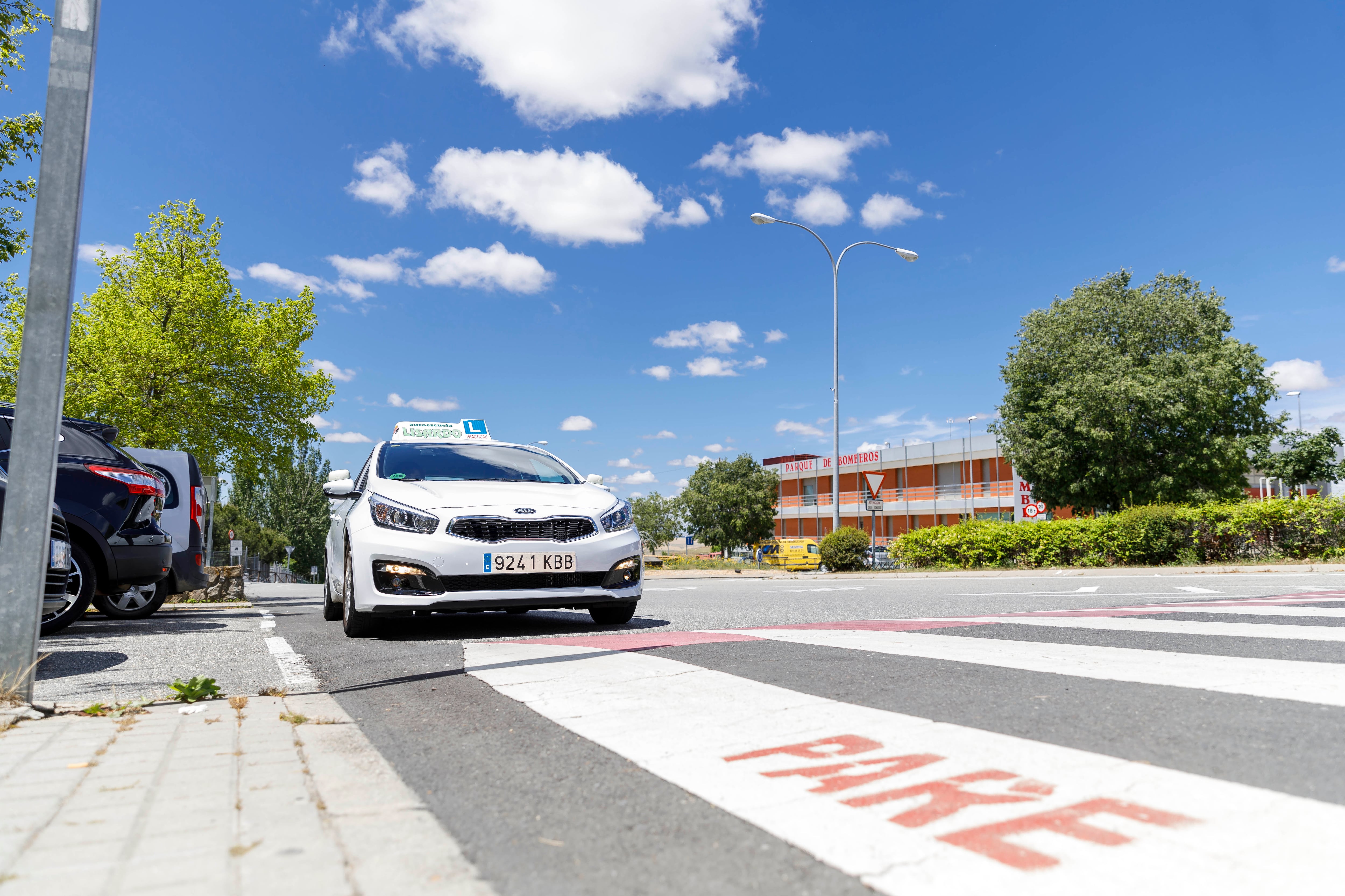 Un coche de autoescuela durante unas prácticas