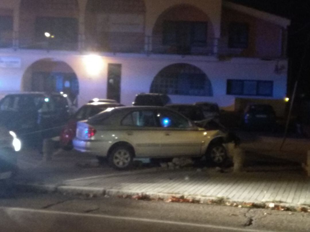 El vehículo ha quedado detenido sobre los restos de uno de los pivotes derribados