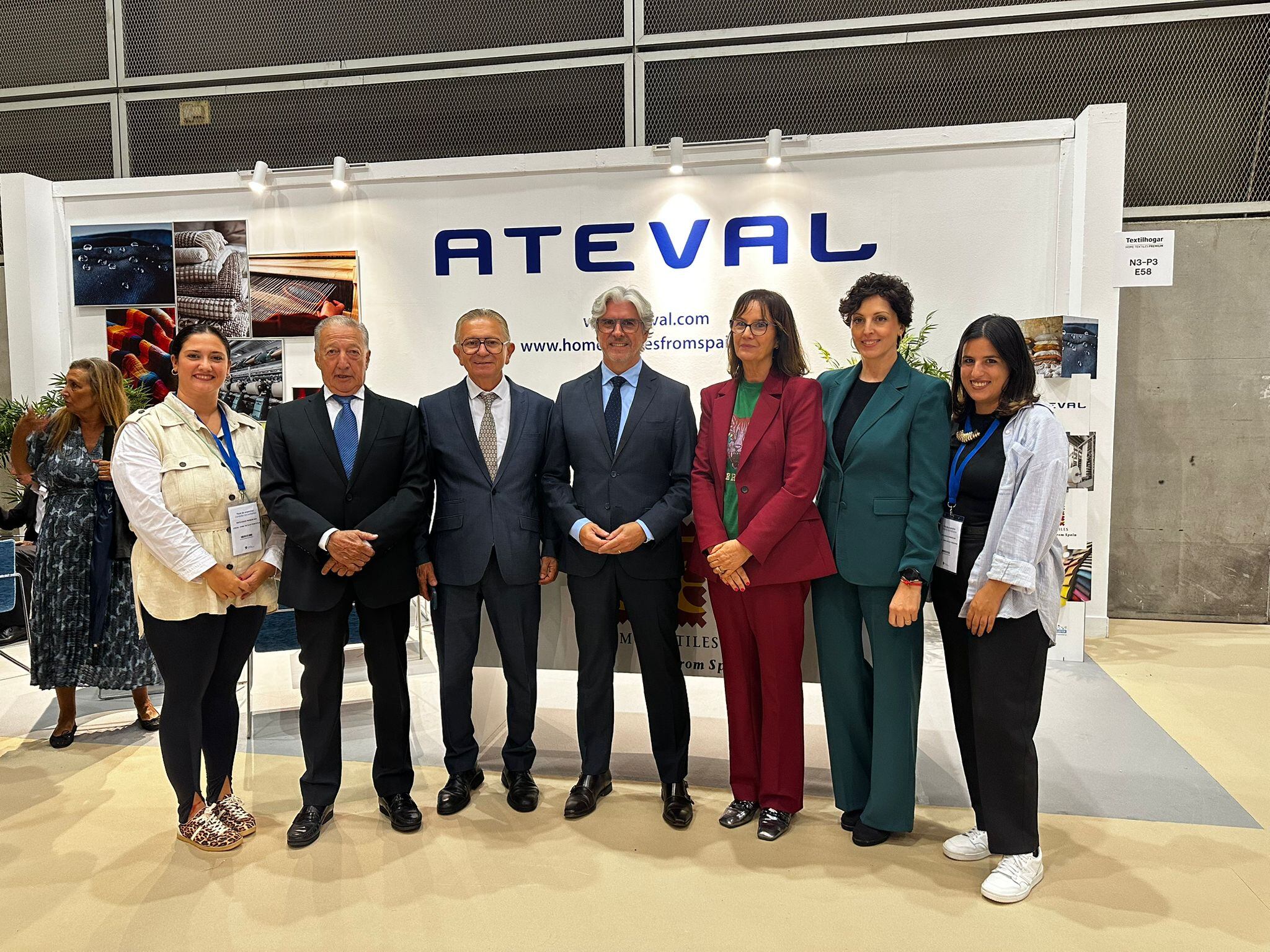 Imagen de la pasada edición de Textilhogar con la visita de las autoridades al stand de Ateval en la jornada de inauguración