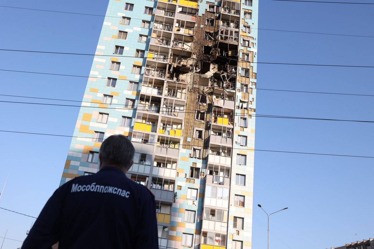 Edificio residencial en Ramenskoye, en las afueras de Moscú, alcanzado por los drones lanzados por Ucrania