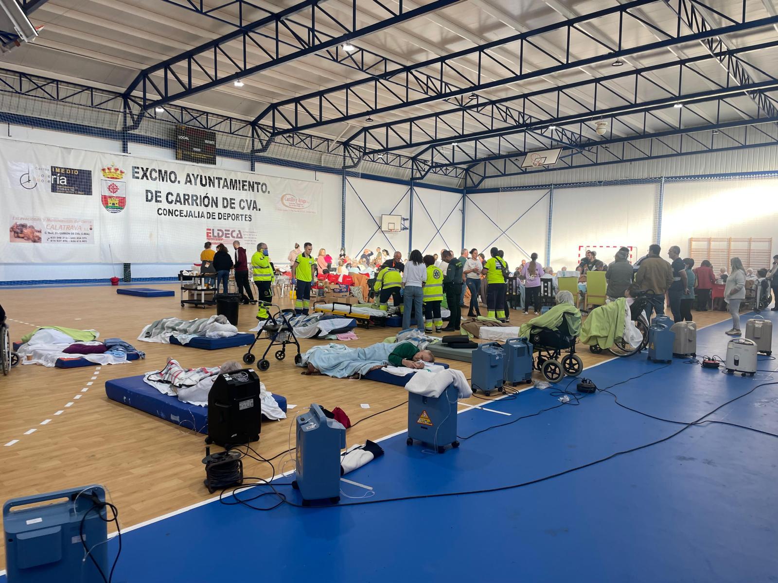 Interior del polideportivo municipal de Carrión de Calatrava donde han sido realojados algunos de los residentes