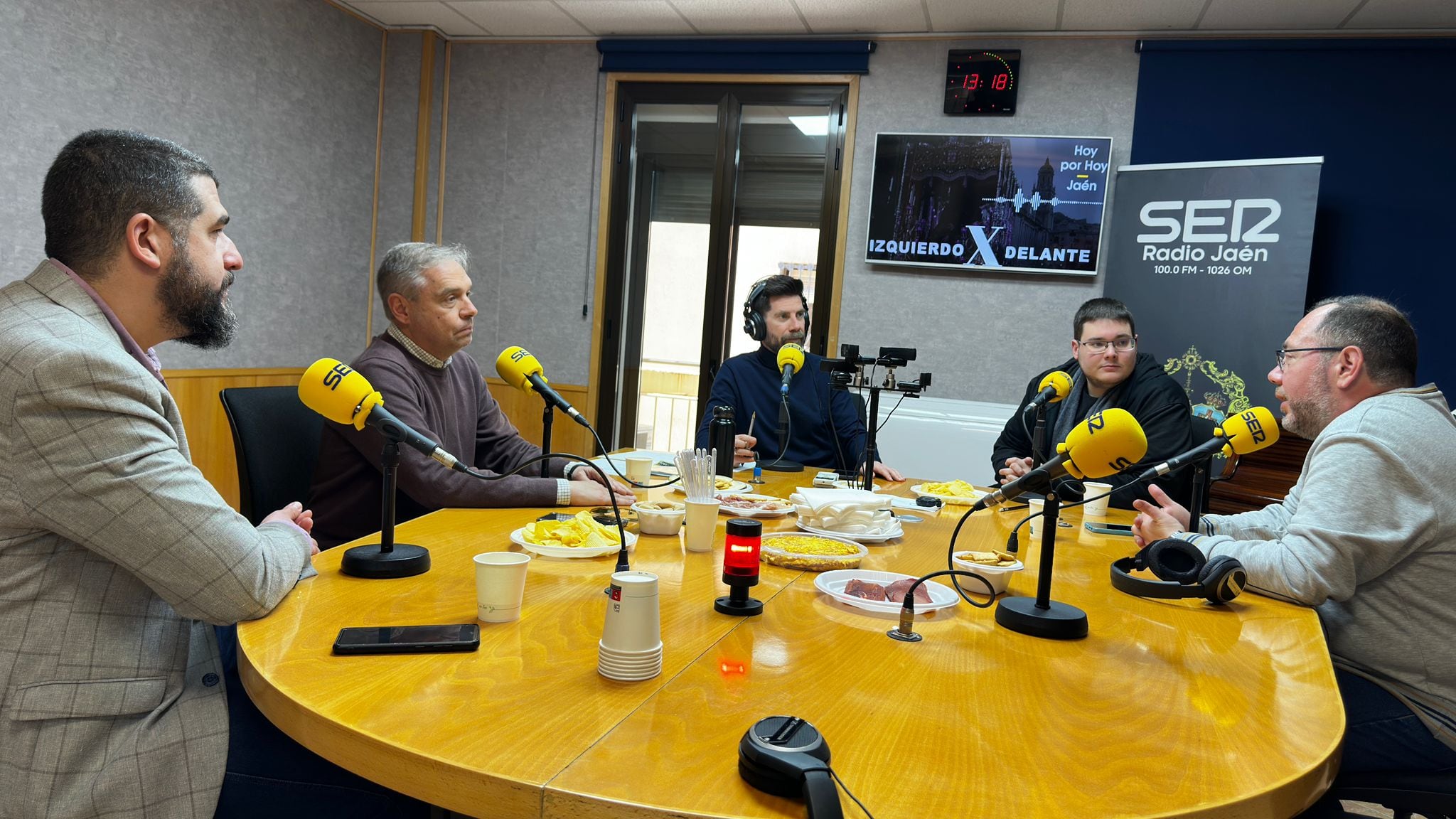 Tertulia de hermanos mayores en los estudios de Radio Jaén Cadena SER.