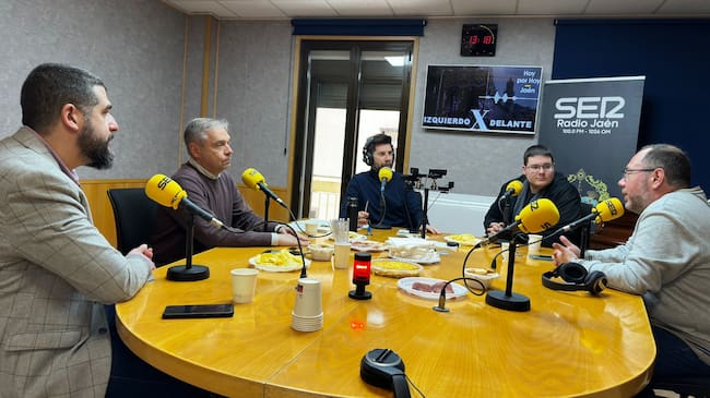 Tertulia de hermanos mayores en los estudios de Radio Jaén Cadena SER.