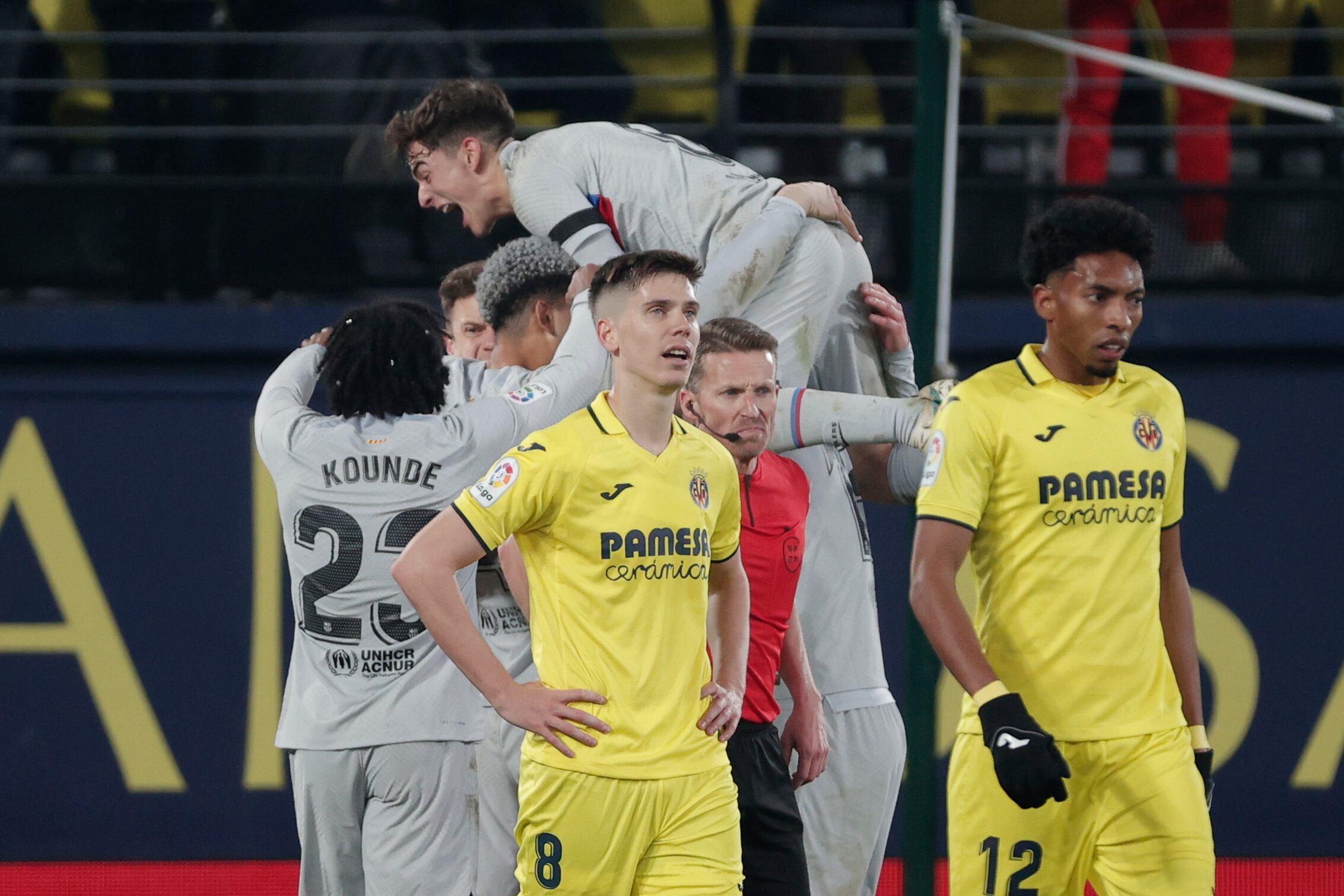 VILLARREAL (CASTELLÓN), 12/02/2023.- Los jugadores del Barcelona celebran la victoria ante el Villarreal, al término del partido de Liga en Primera División que Villarreal CF y FC Barcelona han disputado este domingo en el estadio de La Cerámica. EFE/Manuel Bruque