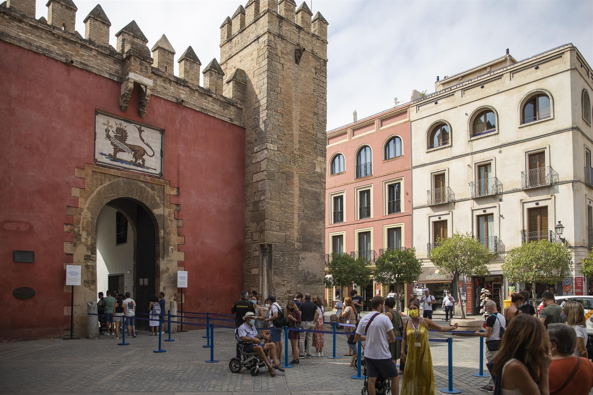 Colas de turistas a las puertas del Real Alcázar de Sevilla