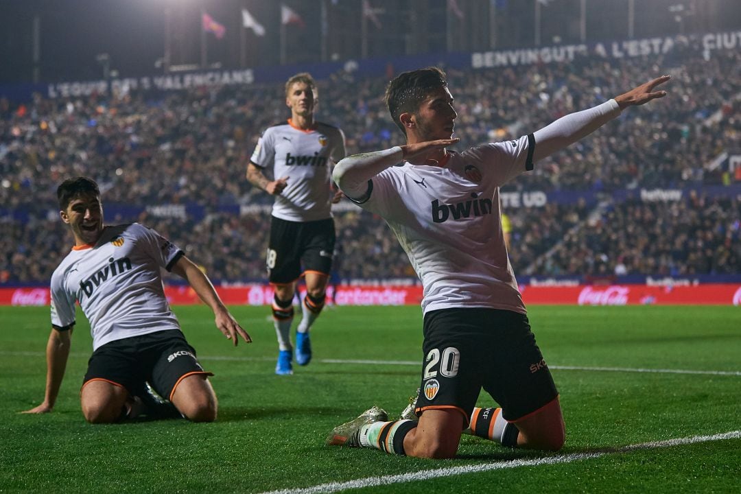 Ferran Torres celebra un gol contra el Levante.